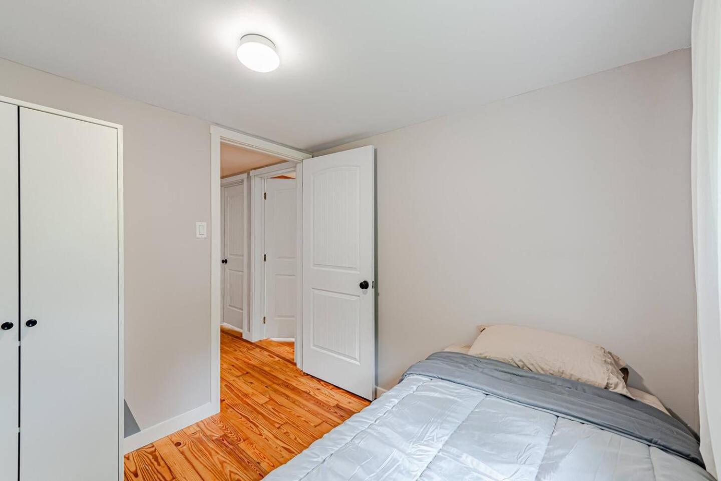 Pet Friendly Creekside At Darlington Holiday home *