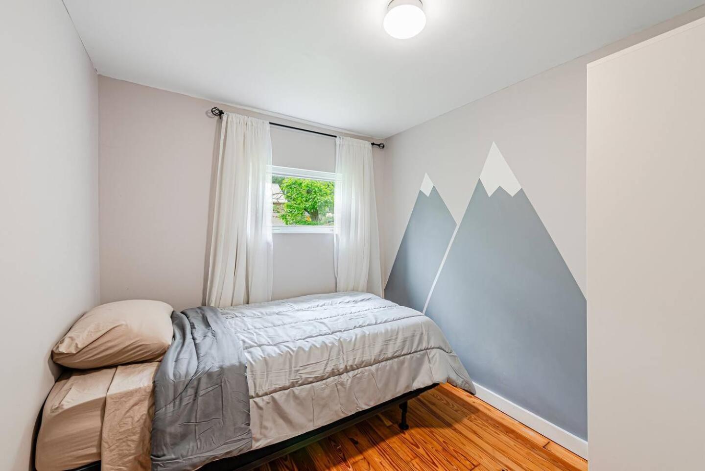 Pet Friendly Creekside At Darlington Holiday home *