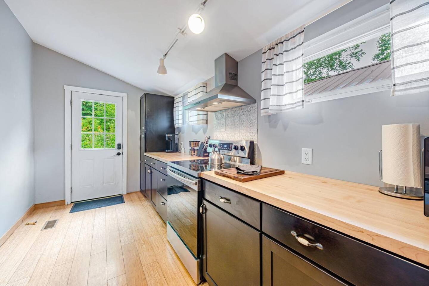 Pet Friendly Creekside At Darlington Holiday home *