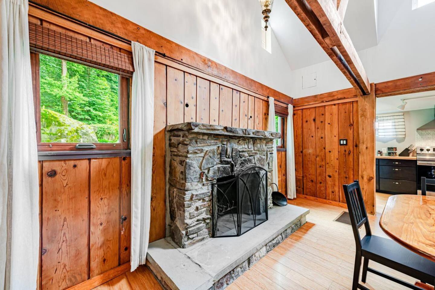 Pet Friendly Creekside At Darlington Holiday home *