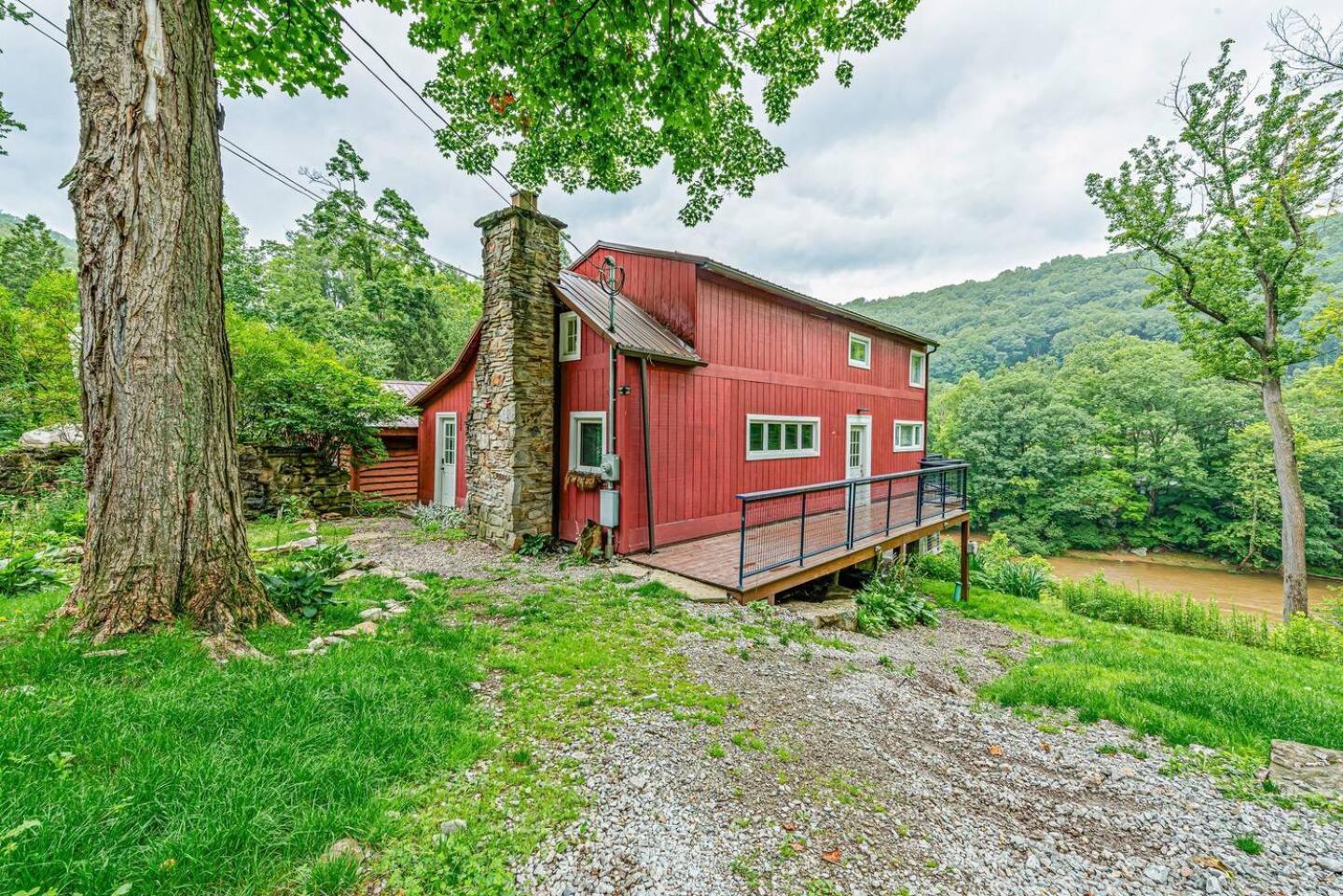 Pet Friendly Creekside At Darlington Holiday home *
